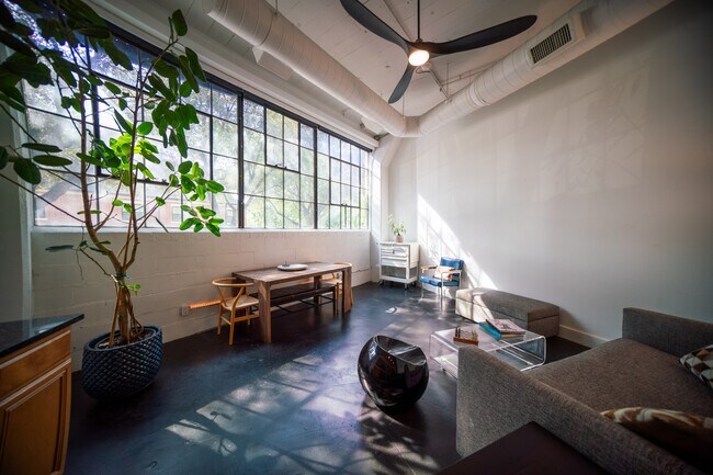 2220 Canton St, Unit 110 in Dallas, TX - Foto de edificio - Building Photo