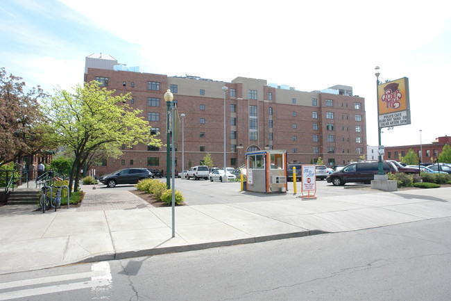 Upper Falls Condominiums in Spokane, WA - Foto de edificio - Building Photo