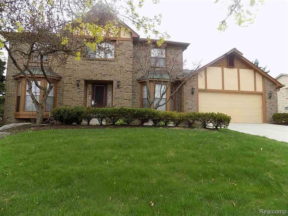 25493 Bridlepath Ln in Farmington Hills, MI - Building Photo