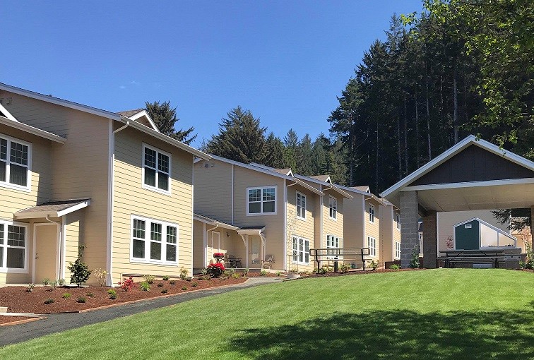 Fisterra Gardens Townhomes in Yachats, OR - Foto de edificio