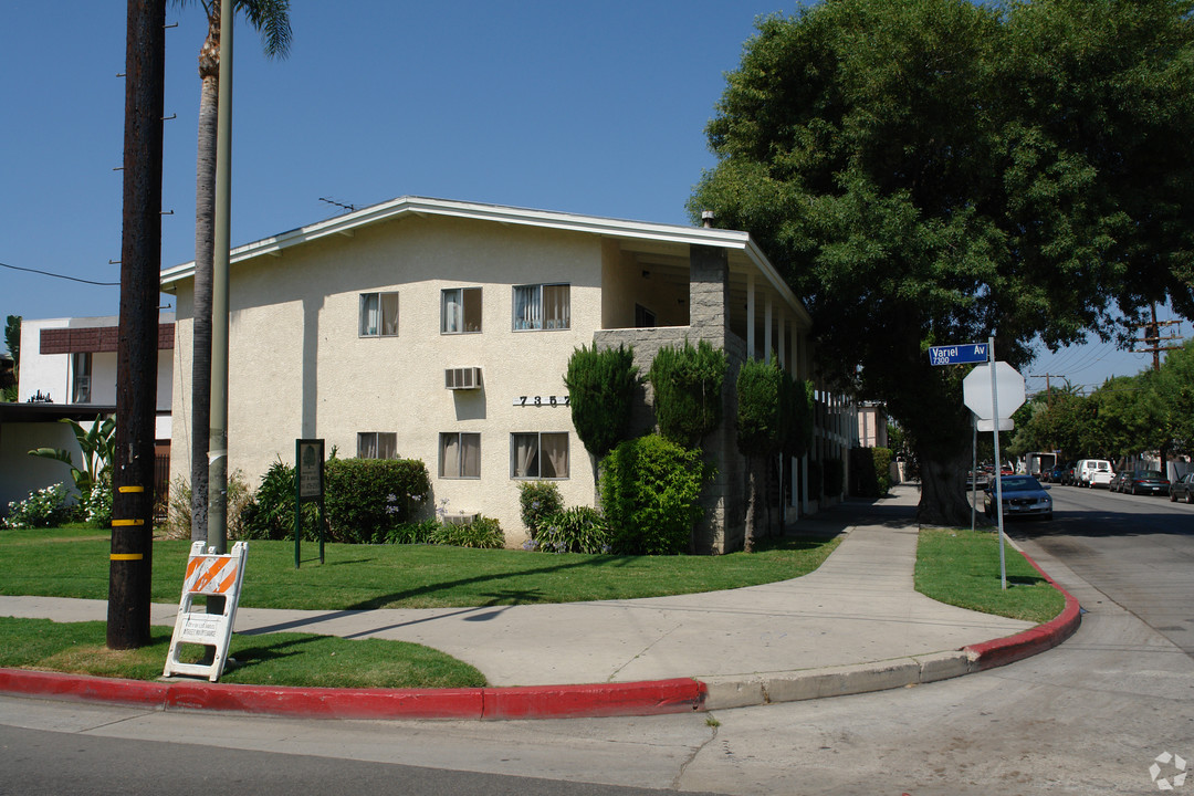 7357 Variel Ave in Canoga Park, CA - Foto de edificio