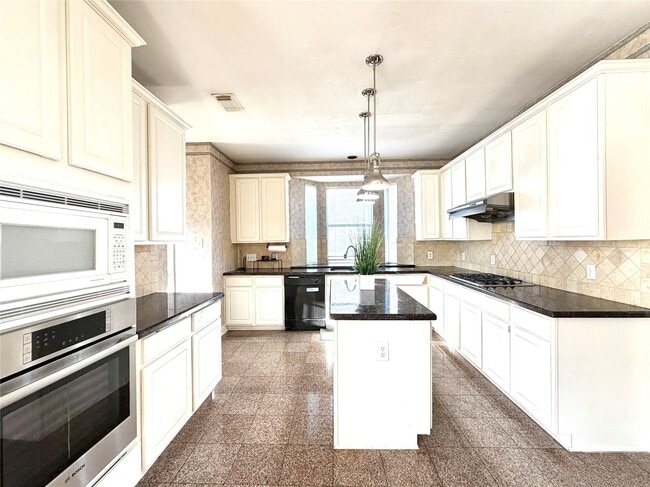 property at 1916 Lakewinds Dr