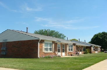 STERLING COURT APARTMENTS in Frankfort, IN - Foto de edificio - Building Photo