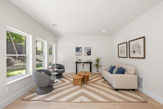 13 Autumn Oaks Dr in The Hills, TX - Building Photo - Building Photo