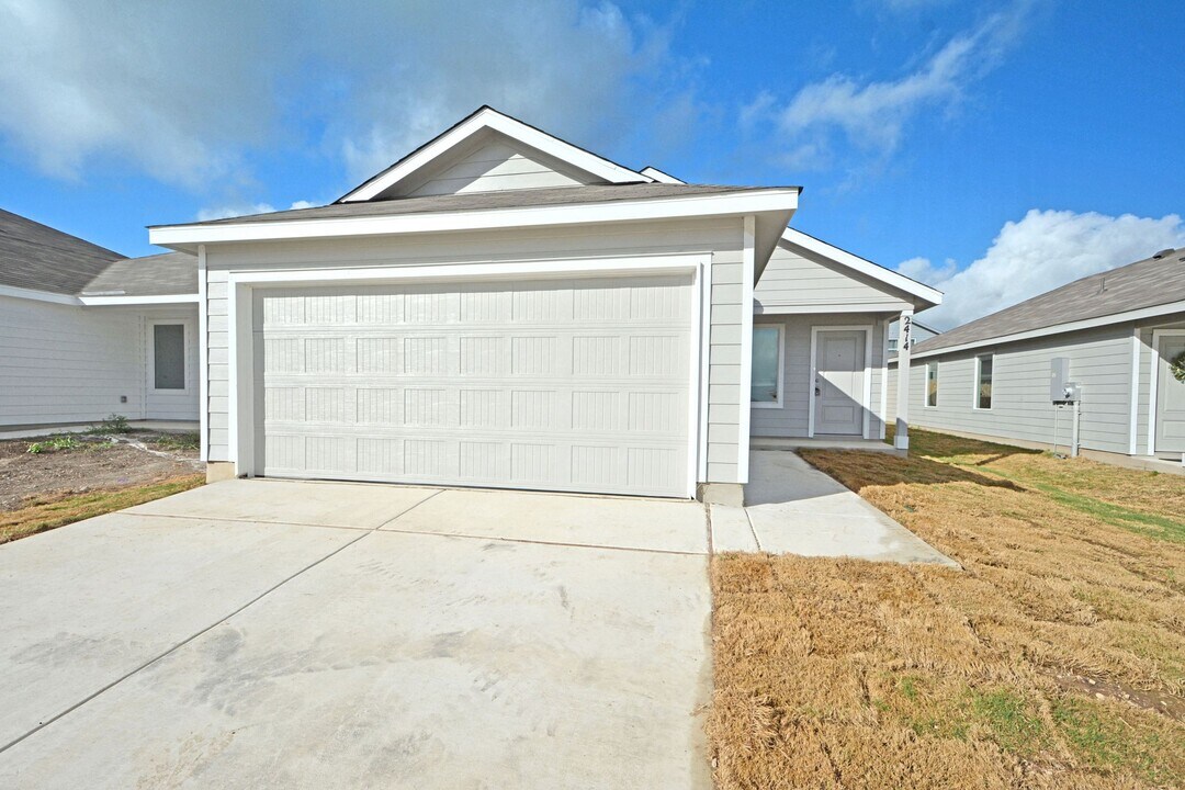 2441 Legends Crk in New Braunfels, TX - Foto de edificio