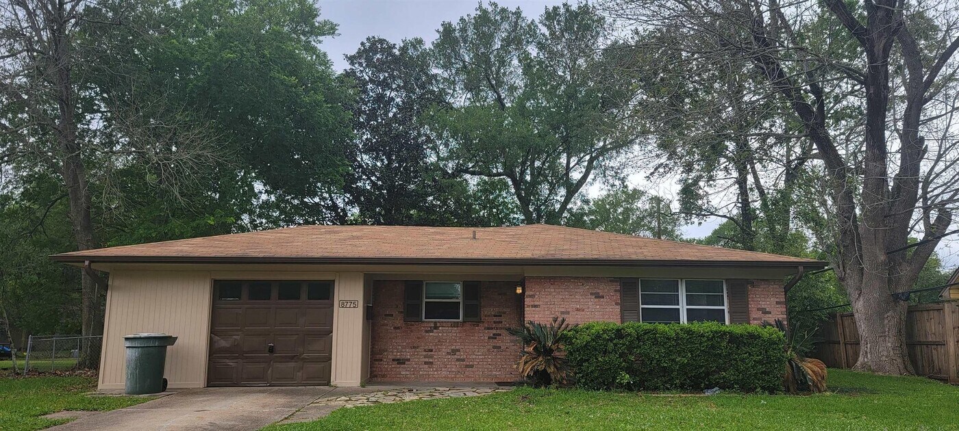 8775 Greenridge Ln in Beaumont, TX - Building Photo