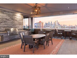 235 N Christopher Columbus Blvd in Philadelphia, PA - Building Photo - Building Photo