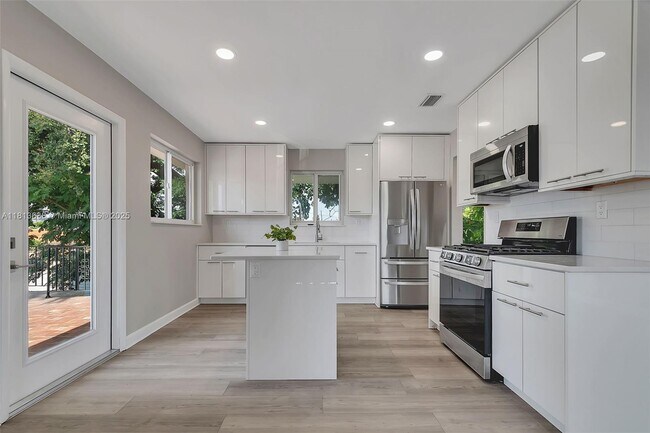 2845 SW 24th St in Miami, FL - Building Photo - Building Photo