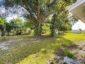 307 Essex Dr in Fort Pierce, FL - Building Photo