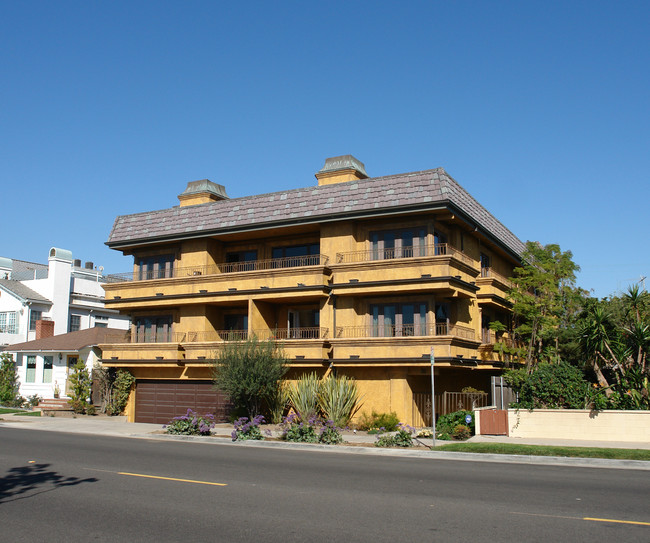 311 Ocean Ave in Seal Beach, CA - Building Photo - Building Photo