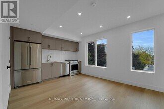 661 Winona Dr in Toronto, ON - Building Photo - Building Photo