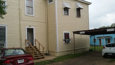 311 E Live Oak St in Seguin, TX - Foto de edificio - Building Photo