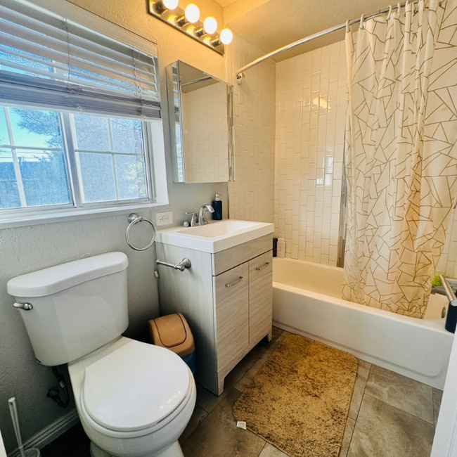 property at 546 E Delno Dr