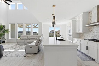 396 Hollister Dr in Liberty Hill, TX - Foto de edificio - Building Photo