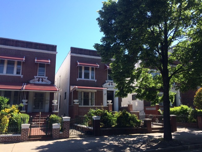 1206 Eastern Pky in Brooklyn, NY - Foto de edificio - Building Photo