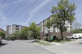 East Village in Minneapolis, MN - Foto de edificio - Building Photo