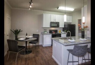 6777 Sommerall Dr in Houston, TX - Building Photo - Building Photo
