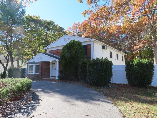 1210 Smithtown Ave in Bohemia, NY - Foto de edificio - Building Photo
