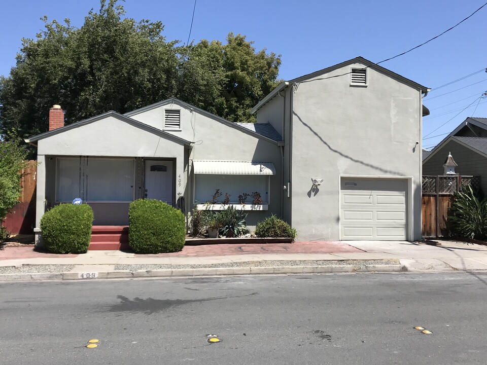 409 E St in Antioch, CA - Foto de edificio