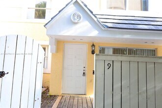6845 SW 45th Ln in Miami, FL - Building Photo - Building Photo