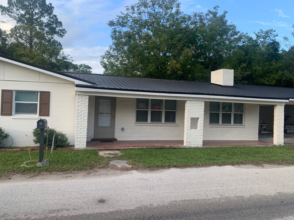 200 E Oak St in Palatka, FL - Foto de edificio