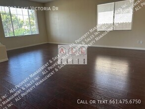 9213 Lake Victoria Dr in Bakersfield, CA - Building Photo - Building Photo