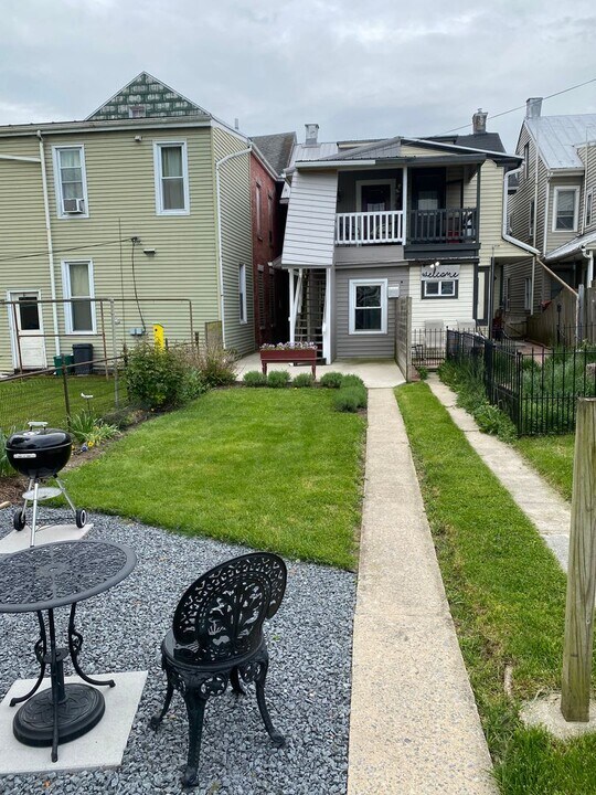 131 S Main St in Manheim, PA - Building Photo