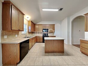 121 Campos Dr in Hutto, TX - Building Photo - Building Photo