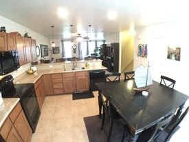 172 W Barry Links Way in South Salt Lake, UT - Building Photo