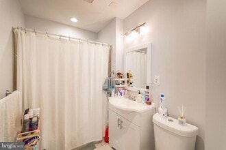 1116 Pine St-Unit -UNIT 3R in Philadelphia, PA - Building Photo - Building Photo