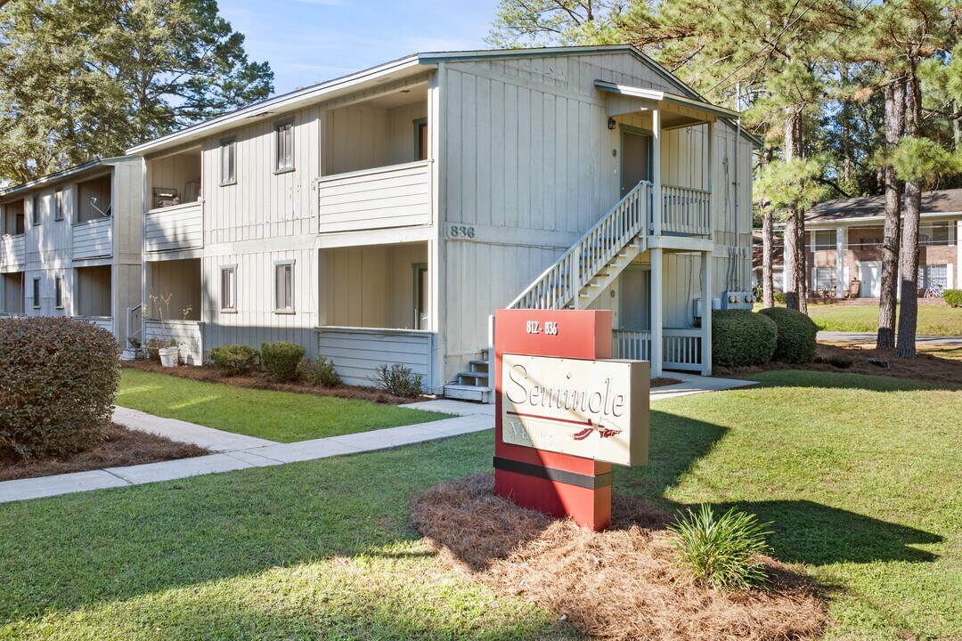 Seminole Village in Tallahassee, FL - Foto de edificio