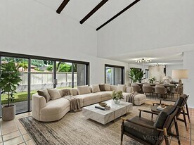 203 Bonnie Brae Way in Hollywood, FL - Building Photo