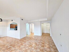 8858 W Flagler St in Miami, FL - Building Photo - Building Photo