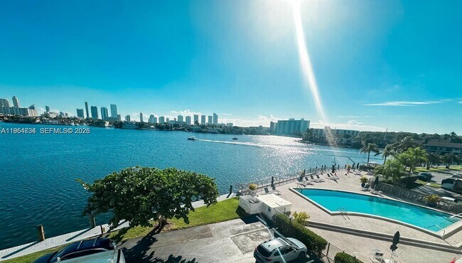 16546 NE 26th Ave in North Miami Beach, FL - Building Photo - Building Photo