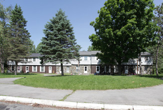 Canterbury Woods in Queensbury, NY - Foto de edificio - Building Photo