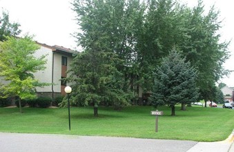 Bryant Wood Apartments in Maple Plain, MN - Building Photo - Building Photo