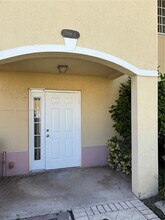 2086 NE 167th St in North Miami Beach, FL - Building Photo - Building Photo