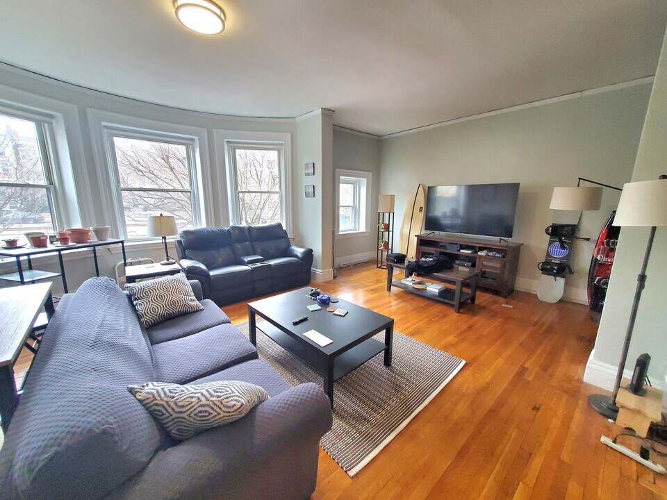 1688 Beacon St in Brookline, MA - Building Photo