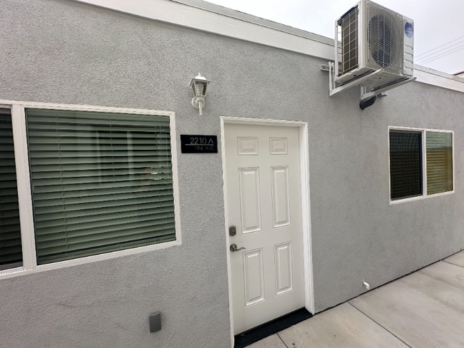 2210 Pine Ave in Long Beach, CA - Foto de edificio - Building Photo