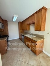 1126 S Clifpark Cir in Anaheim, CA - Foto de edificio - Building Photo