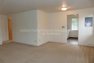 4804 Terrace Dr NE in Seattle, WA - Building Photo - Building Photo