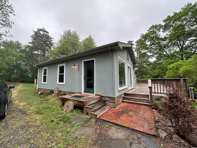 1127 Round Hill Dr in Charlottesville, VA - Building Photo - Building Photo