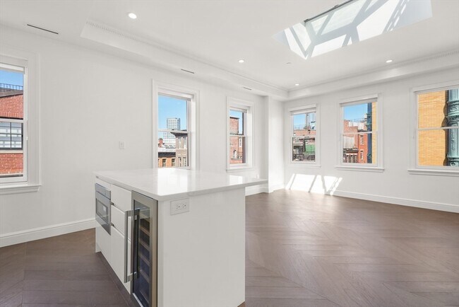 112 Myrtle St in Boston, MA - Building Photo - Building Photo