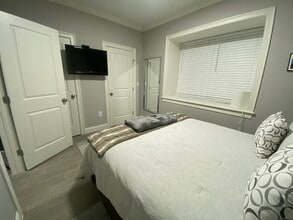 120 Tremont St, Unit 110 in Everett, MA - Foto de edificio - Building Photo