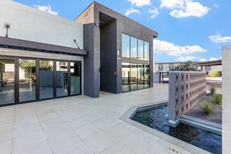 Sonoran Row Townhomes in Phoenix, AZ - Foto de edificio - Building Photo