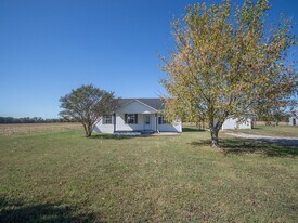 8606 Old Railroad Bed Rd in Toney, AL - Building Photo