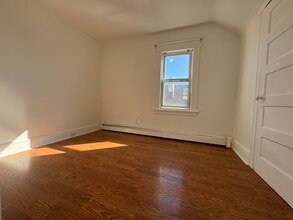 82 E 18th St in Paterson, NJ - Foto de edificio - Building Photo