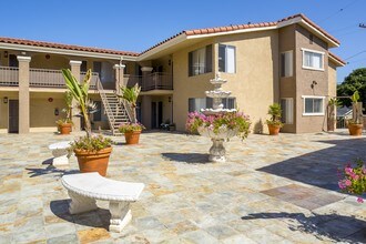 Orange Bay Apartments in Costa Mesa, CA - Building Photo - Building Photo