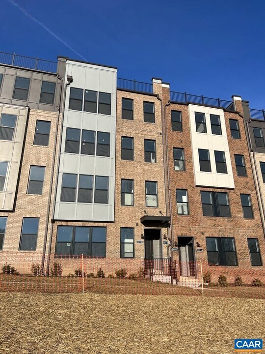 807 Wesley Ln in Charlottesville, VA - Building Photo