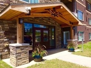 Cedar River Bluffs Apartments in Cedar Rapids, IA - Foto de edificio - Building Photo